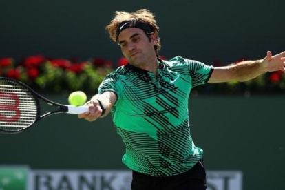 Roger Federer devuelve una derecha a Stanislas Wawrinka durante la final de Indian Wells.-AFP / BRUNSKILL