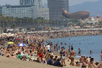 Bañistas en la playa de la Barceloneta, en Barcelona.-DANNY CAMINAL