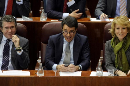 Febrero de 2009, Pleno de la Asamblea de Madrid. En la foto, Francisco Granados, Ignacio González y Esperanza Aguirre-JOSÉ LUIS ROCA