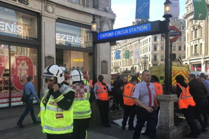 Bomberos frente a la estación de metro de Oxford Circus, en otro incidente el pasado 11 de agosto.-REUTERS