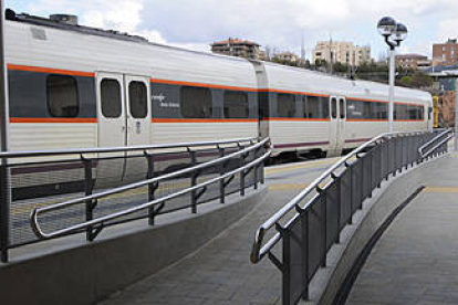 Uno de los trenes de la línea Soria-Madrid en la estación de El Cañuelo. / ÁLVARO MARTÍNEZ-