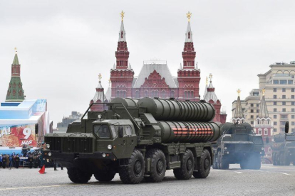 Un misil S-400 ruso durante un desfile militar en Moscú.-NATALIA KOLESNIKOVA / AFP