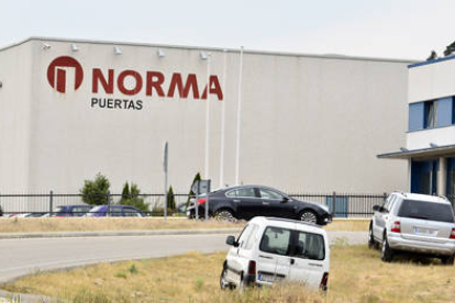 Exterior de la fábrica de Puertas Norma. / VALENTÍN GUISANDE-