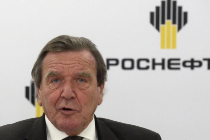 El excanciller alemán, Gerhard Schroeder, en su comparecencia en San Petesburgo tras ser nombrado presidente de la petrolera rusa Rosneft.-AFP / OLGA MALTSEVA