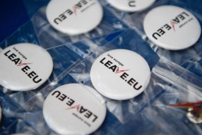 Merchandising de la campaña probrexit Leave.EU para el referéndum del 2016.-/ LEON NEAL (AFP)