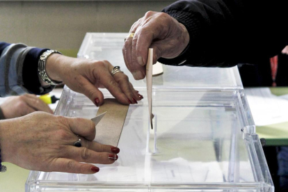 Votando en una urna-MARIO TEJEDOR
