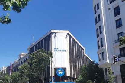 La nueva pancarta que adorna la fachada de la sede del Partido Popular, en Génova 13 (Madrid).-TWITTER