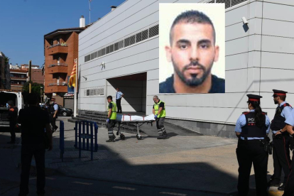 raslado del cadáver de Abdelouahab Taib, que el lunes 20 de agosto, ha asaltado la comisaría de los Mosso en Cornellà.-JORDI COTRINA