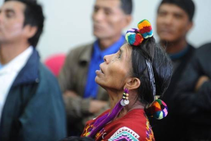 Una mujer indígena sigue el juicio celebrado en Ciudad de Guatemala, este lunes.-Foto: AFP / JOHAN ORDOÑEZ