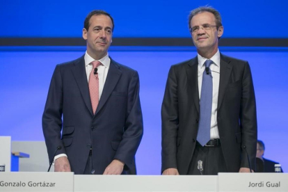 Gonzalo Gortázar y Jordi Gual, en la última junta de accionistas de CaixaBank-JOAN CORTADELLAS