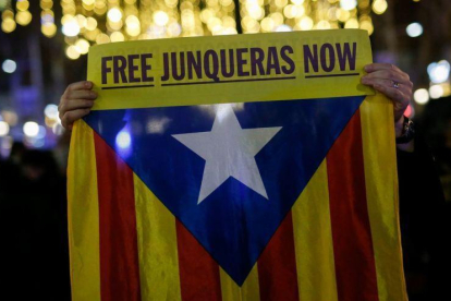 Pancarta por la libertad de Oriol Junqueras en el paseo de Gracia de Barcelona-AFP