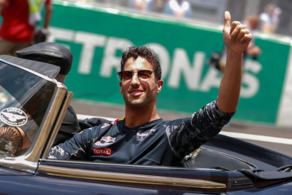 Ricciardo celebra su triunfo en Malasia.-EFE