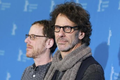 Ethan (izquierda) y Joel Coen, durante la presentación de '¡Ave, César!' en la Berlinale.-FABRIZIO BENSCH