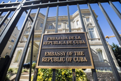 La fachada de la embajada cubana en Washington-EFE / JIM LO SCALZO (EFE)