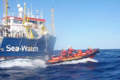 Rescate del Sea Watch 3 de 33 inmigrantes que viajaban en una patera en peligro en el Mediterráneo, el pasado sábado.-SEA WATCH (EFE)