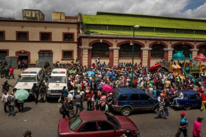 Un grupo de personas hace fila para poder comprar alimentos el martes en Caracas.-EFE / MIGUEL GUTIERREZ