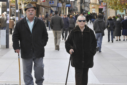 Emilio y Aurelia, vecinos de la capital, paseando por el centro . / V. GUISANDE-