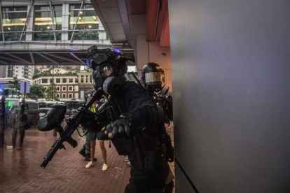 Policía durante las protestas de Hong Kong.-EFE