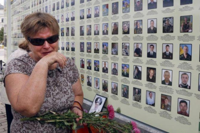 Una mujer llora junto al memorial a las víctimas de la revolución del Maidán.-AP / EFREM LUKATSKY