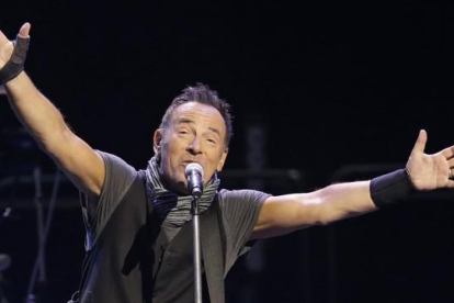 Bruce Springsteen, durante un concierto en Cleveland, este martes.-AP / TONY DEJAK