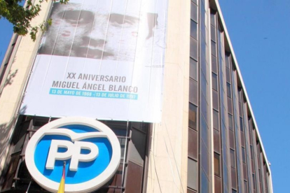 El PP ha extendido una lona en la fachada de la sede de Génova para recordar el asesinato de Miguel Ángel Blanco.-JUAN MANUEL PRATS