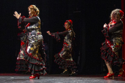 Desfile de moda y baile flamenco para calentar la Feria de Abril de El Calaverón. MARIO TEJEDOR