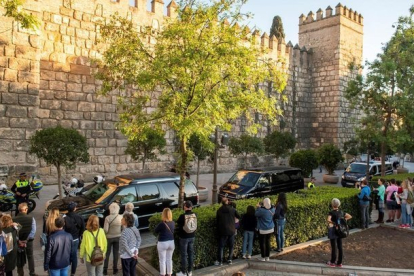 Un grupo de personas ve desfilar a la comitiva de Obama al llegar a los Alcázares.-EL PERIÓDICO