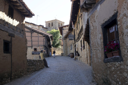 Paseantes por la calle Real de Calatañazor, Soria, en una imagen de archivo. HDS