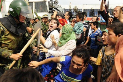 Represión de la policía china a una manifestación de mujeres uigures, en julio del 2009.-AFP
