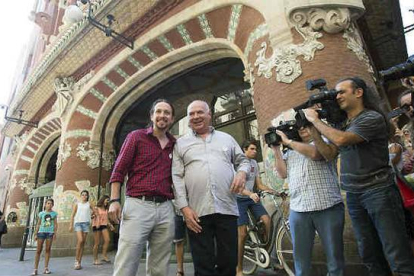 Pablo Iglesias y Lluís Rabell comentan la actualidad política frente al Palau de la Música.-EFE / ALEJANDRO GARCÍA