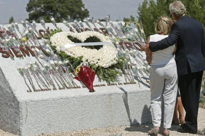 Familiares de las víctimas, ante el monolito de homenaje a las víctimas.-EFE / JUAN CARLOS HIDALGO