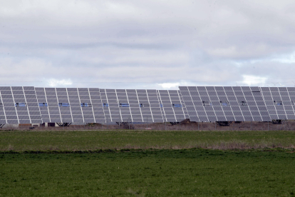 Placas solares en un campo de Soria.-HDS