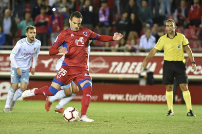 Borja Viguera lanza el penlti que dio ayer la victoria al Numancia en Los Pajaritos ante el Real Zaragoza.-VALENTÍN GUISANDE
