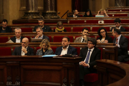 El 'president' Carles Puigdemont, este miércoles, en el pleno del Parlament.-DANNY CAMINAL