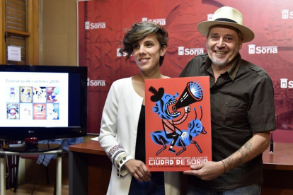 Andrés y Muñiz con el cartel ganador.-VALENTÍN GUISANDE