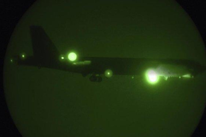 Un B-52 realiza la maniobra de aterrizaje en la base de EEUU en Qatar, este jueves.-AP