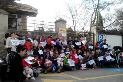 Concentración de padres, madres y niños en la guardería del Virgen del Espino. -