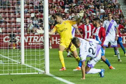 Fran Villalba en el momento de marcar el gol del empate en El Molinón.-Área 11