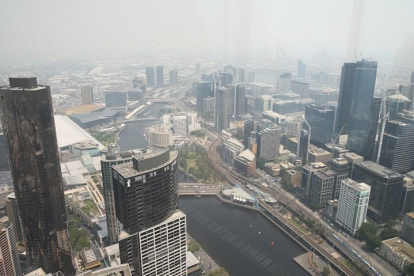 La ciudad de Melbourne con presencia de humo por los incendios de Australia.-EFE