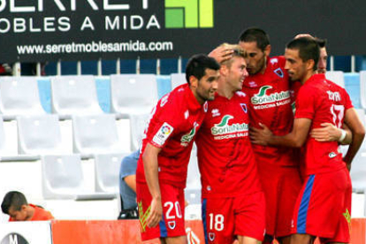 Braian y Sergi Enrich celebran un gol junto a varios compañeros. / ÁREA 11-