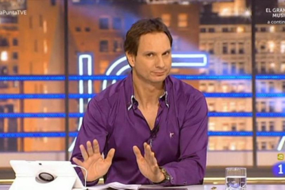 El locutor Javier Cádenas, presentador de 'Levántate Cárdenas' en Europa FM.-TVE