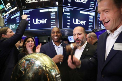 El cofundador de Uber Ryan Graves (derecha), junto al consejero delegado, Kara Khosrowshahi, ante la campana de la Bolsa de Nueva York, en el inicio de la cotización.-GETTY IMAGES NORTH AMERICA