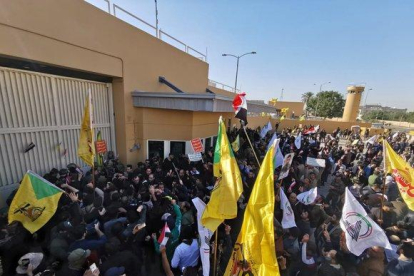 Cientos de iraquís, concentrados ante la Embajada de EEUU en Bagdad.-X90151