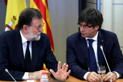 El presidente del Gobierno, Mariano Rajoy, y el presidente de la Generalitat de Catalunya, Carles Puigdemont.-SERGIO BARRENECHEA (EFE)