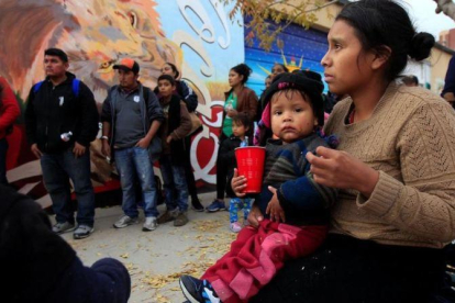 Inmigrantes centroamericanos en un centro de retención estadounidense.-REUTERS / JOSÉ LUIS GONZÁLEZ