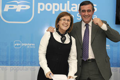 Marimar Angulo y Antonio Pardo, ayer en la sede del PP de Soria. / VALENTÍN GUISANDE-