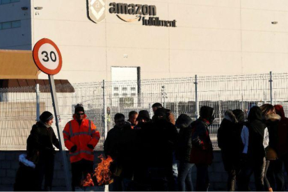Imagen de un piquete informativo a las puertas del centro de Amazon en San Fernando de Henares (Madrid).-CHEMA MOYA (EFE)