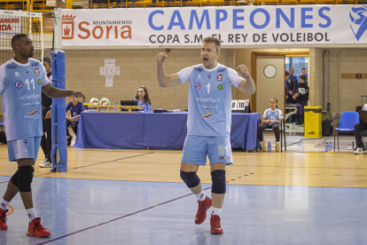 Jaime Pérez celebra un punto en la victoria ante el Barça Voleibol. MARIO TEJEDOR