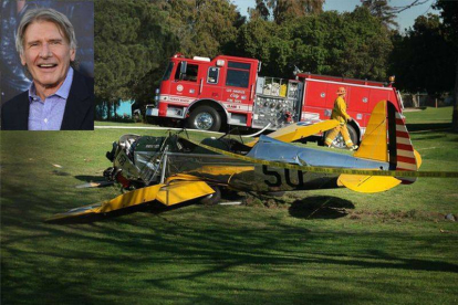 Estado en el que ha quedado la avioneta que pilotaba el actor Harrison Ford (arriba).-Foto: JONATHAN ALCORN / JORDAN STRAUSS / AFP / AP