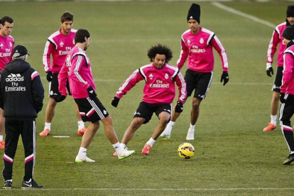 Carlo Ancelotti dirige el entrenamiento del Madrid de este martes, en la ciudad deportiva de Valdebebas.-Foto: EFE / EMILIO NARANJA